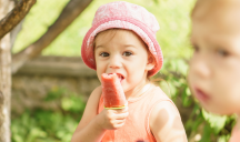 Ghiaccioli ai bambini in estate: giusto o sbagliato             
