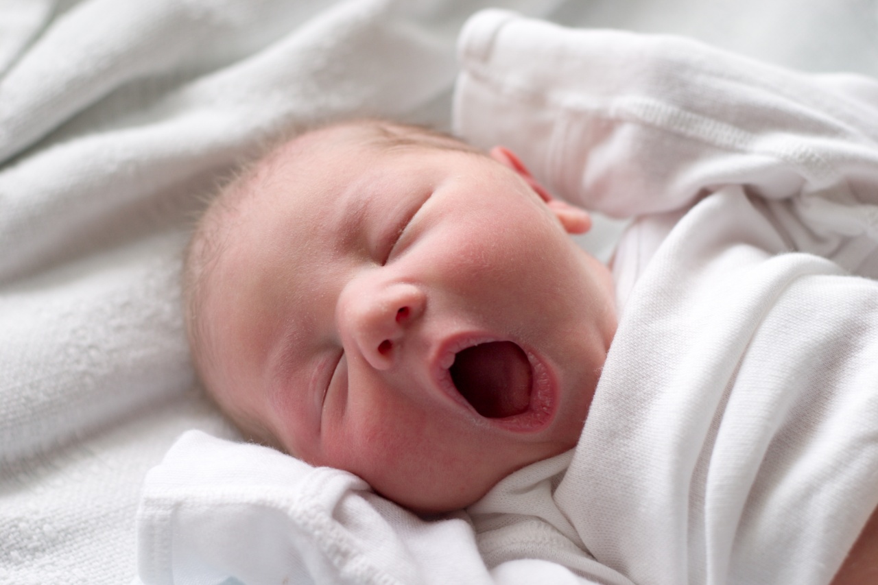 Sonno. E' necessario svegliare il neonato per la poppata?